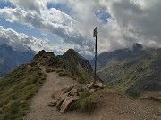 65 Al Passo della Selletta (2372 m) con vista sul Monte Sasso